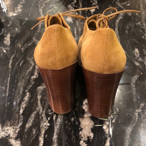 Shoes with leather shoe strings - Picture 4 of 4